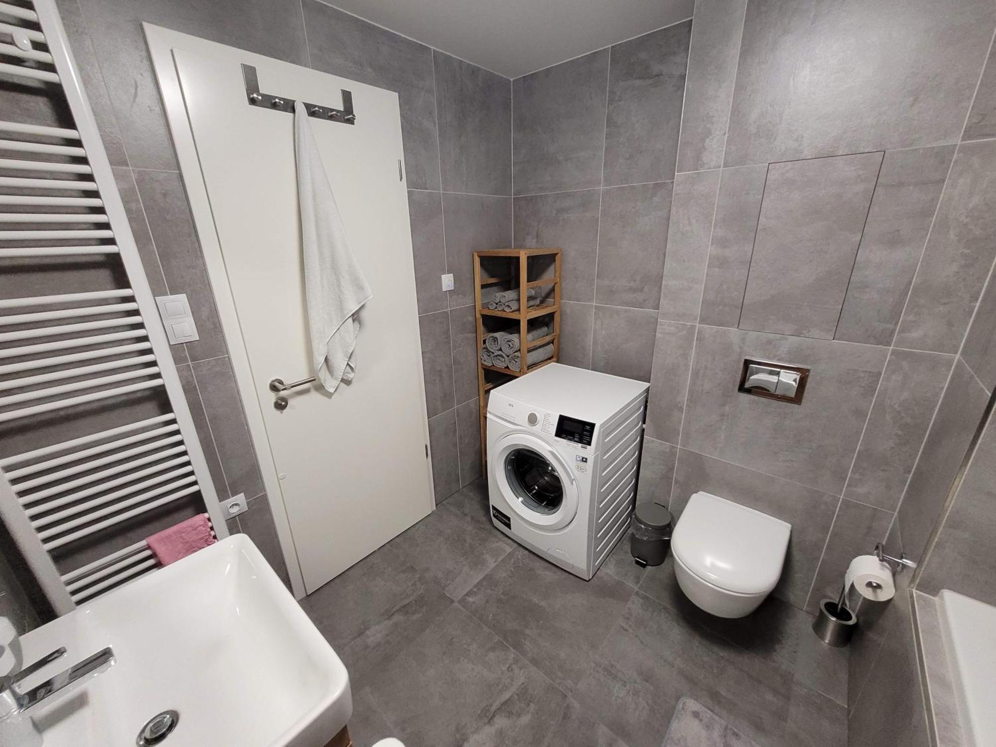 Newly Built Apartment With Balcony, Ac And Free Indoor Garage Praag Buitenkant foto