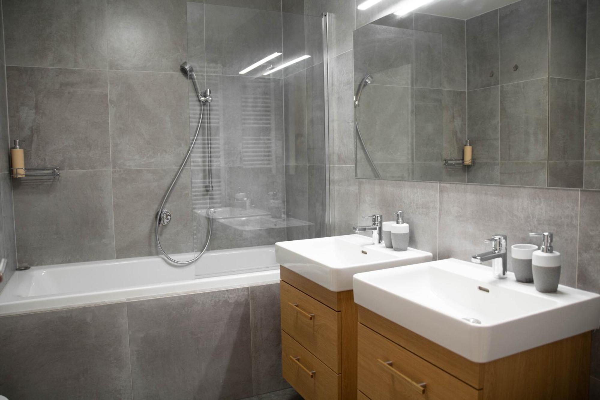 Newly Built Apartment With Balcony, Ac And Free Indoor Garage Praag Buitenkant foto