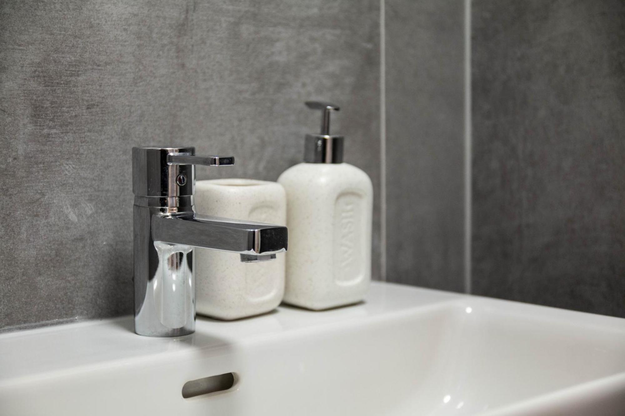 Newly Built Apartment With Balcony, Ac And Free Indoor Garage Praag Buitenkant foto