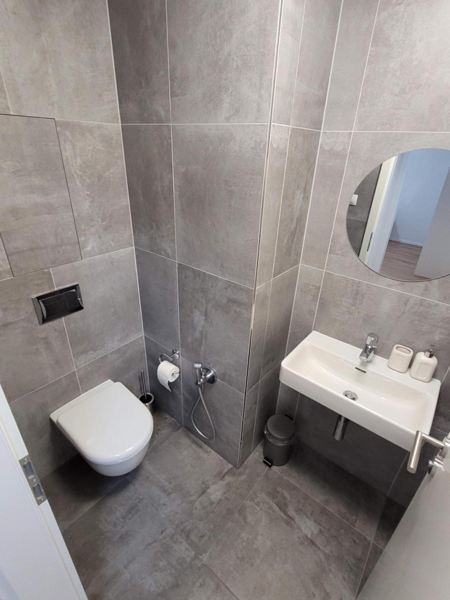 Newly Built Apartment With Balcony, Ac And Free Indoor Garage Praag Buitenkant foto